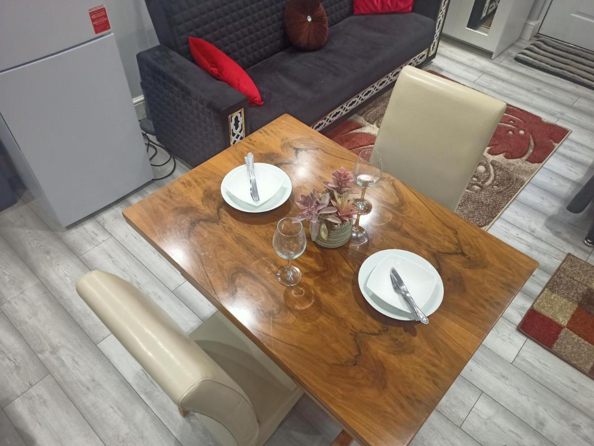 Homey Studio In Newport Perfect For Couples & Travelers Exterior foto
